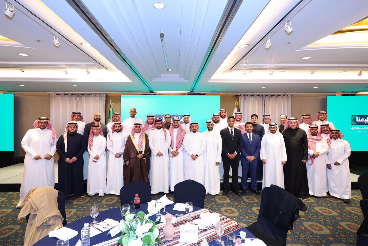 aalhaznawi's tweet photo. في #اليوم_الوطني_السعودي 

نرفع أسمى عبارات التهاني والتبريكات إلى مقام #خادم_الحرمين_الشريفين، وسمو #ولي_العهد حفظهما الله، والى الشعب السعودي العظيم، وطلابنا المبتعثين. 

ونفخر بوطن شُيّد مجده بالعزم، وترسخت مكانته بالإنجاز، ومضى بثبات نحو مستقبلٍ يليق بمكانته؛ وطنٌ جمع أصالة الماضي وطموح المستقبل، وحوّل الحلم إلى واقع، والآمال إلى إنجاز.

حفظ الله المملكة العربية السعودية 🇸🇦وادام عليها عزها وأمنها ورخاءها.

#اليوم_الوطني_السعودي
#عزّنا_بطبعنا 
#عزنا_برؤيتنا