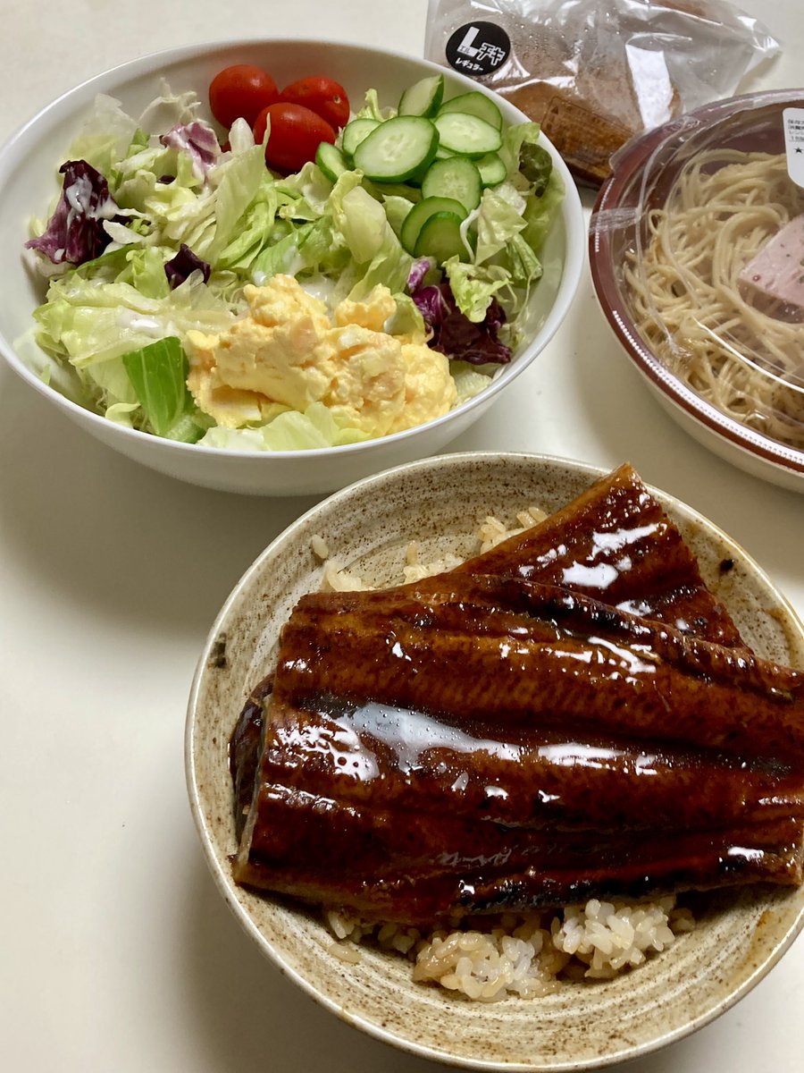 tea_double's tweet photo. 今朝の帰りに、社食の決済用にICOCAチャージに寄ったとき、あんまり食欲ない時はコンビニ飯は良いよなと買って帰ったものの、うなぎの賞味期限がだいぶヤバいので、ペペロンチーノは明日にお預け、のシメ😅

でもLチキは添えようw
サラダに乗せようかと思いましたものの、どちらも不味くなるな、と。 https://t.co/ONnkT35I8K