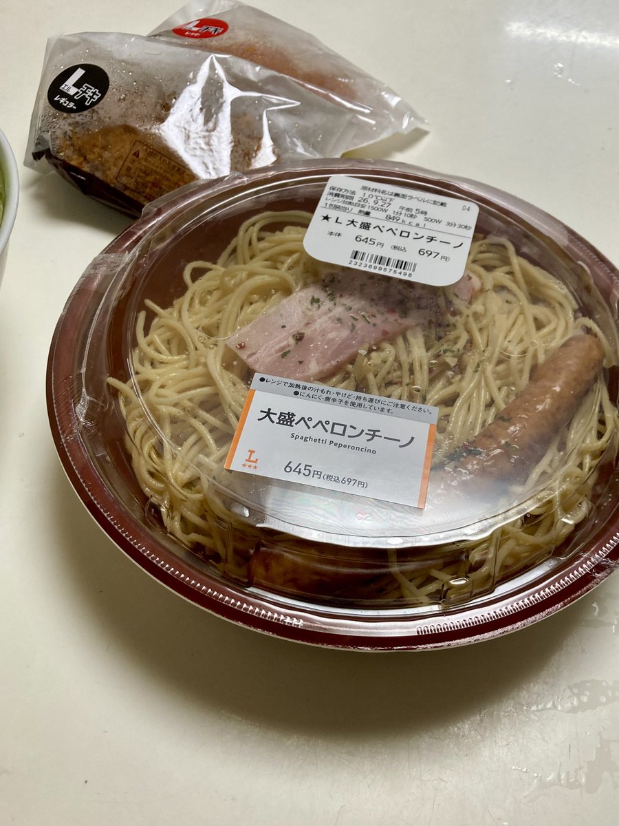 tea_double's tweet photo. 今朝の帰りに、社食の決済用にICOCAチャージに寄ったとき、あんまり食欲ない時はコンビニ飯は良いよなと買って帰ったものの、うなぎの賞味期限がだいぶヤバいので、ペペロンチーノは明日にお預け、のシメ😅

でもLチキは添えようw
サラダに乗せようかと思いましたものの、どちらも不味くなるな、と。 https://t.co/ONnkT35I8K