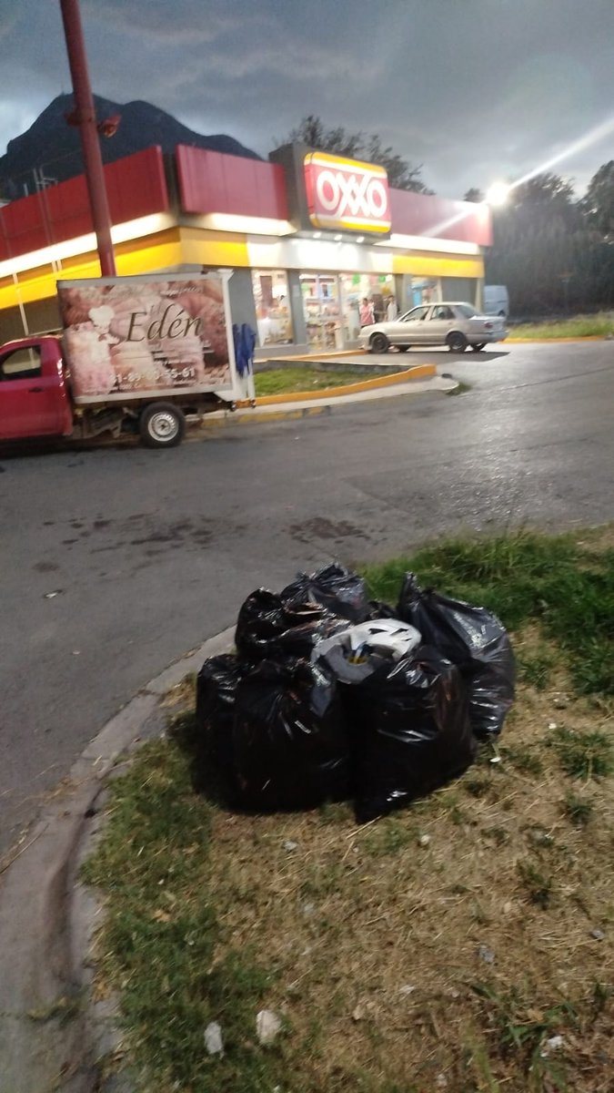 arrobacionbea's tweet photo. Vine a exponer el caso de una sucursal de @Tiendas_OXXO en Misión de la Silla en @municipiodegpe  donde no tienen ni un bote de basura, ni contenedores para la basura. Los vecinos se organizaron para limpiar alrededor, tambien de @BodegaAurrera porque NO limpian. @Cicmty https://t.co/To0J3o8P60