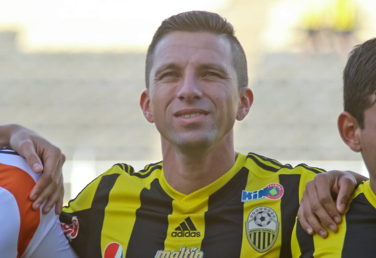 solotachira74's tweet photo. Jugadores que SI merecen una estatua en San Cristóbal. 

Jugadores que amaron y sintieron está camiseta incluso todavía. 

Respetaron está camiseta a la hinchada, ganaron títulos y cero excusas para jugar en el equipo de sus amores. 💛🖤

Villafraz
Greco
Gerson 

ÍDOLOS https://t.co/JwL9rmuPPA