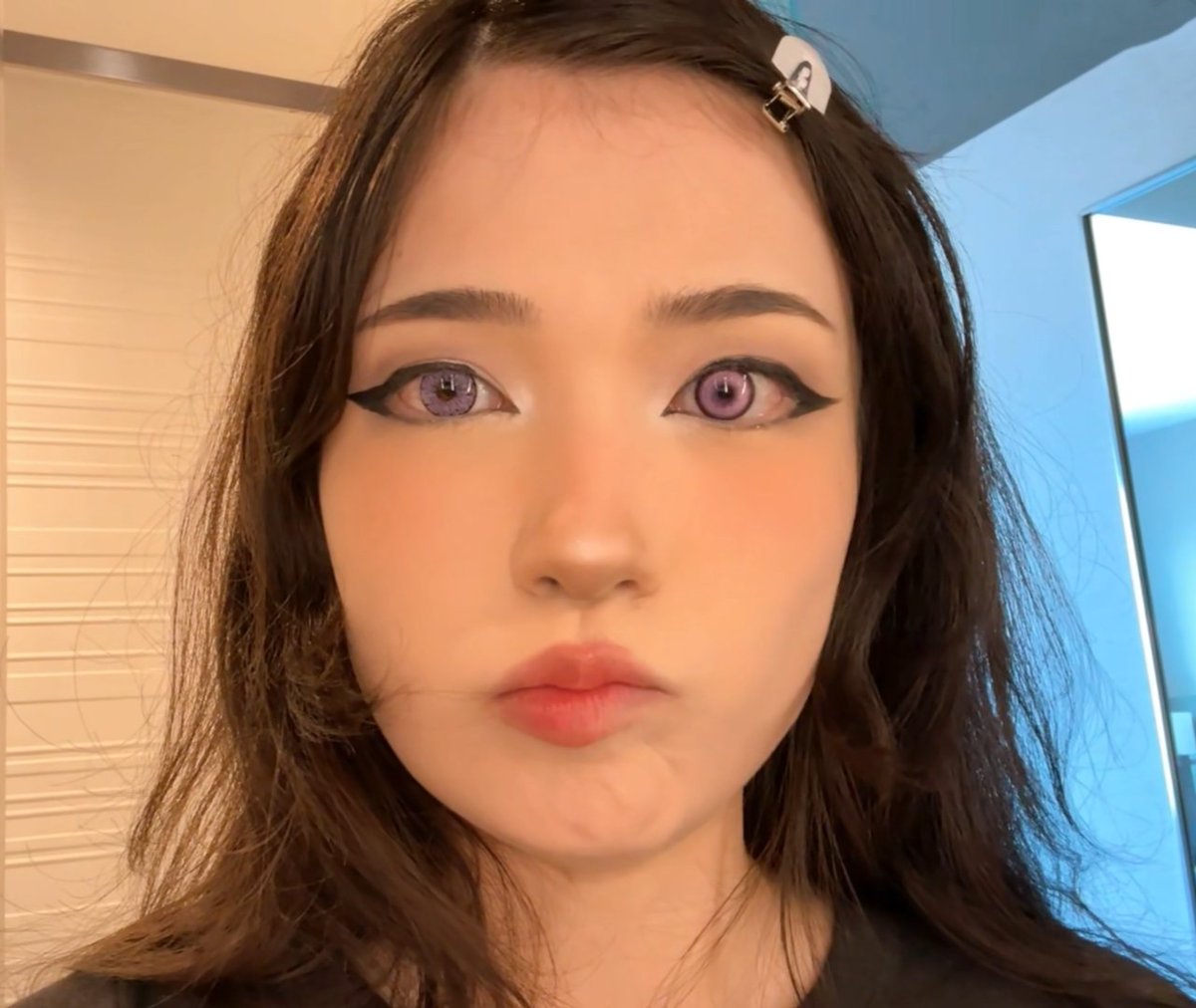 Tinybitsilly2's tweet photo. What are you looking at? https://t.co/YYU82kWM82