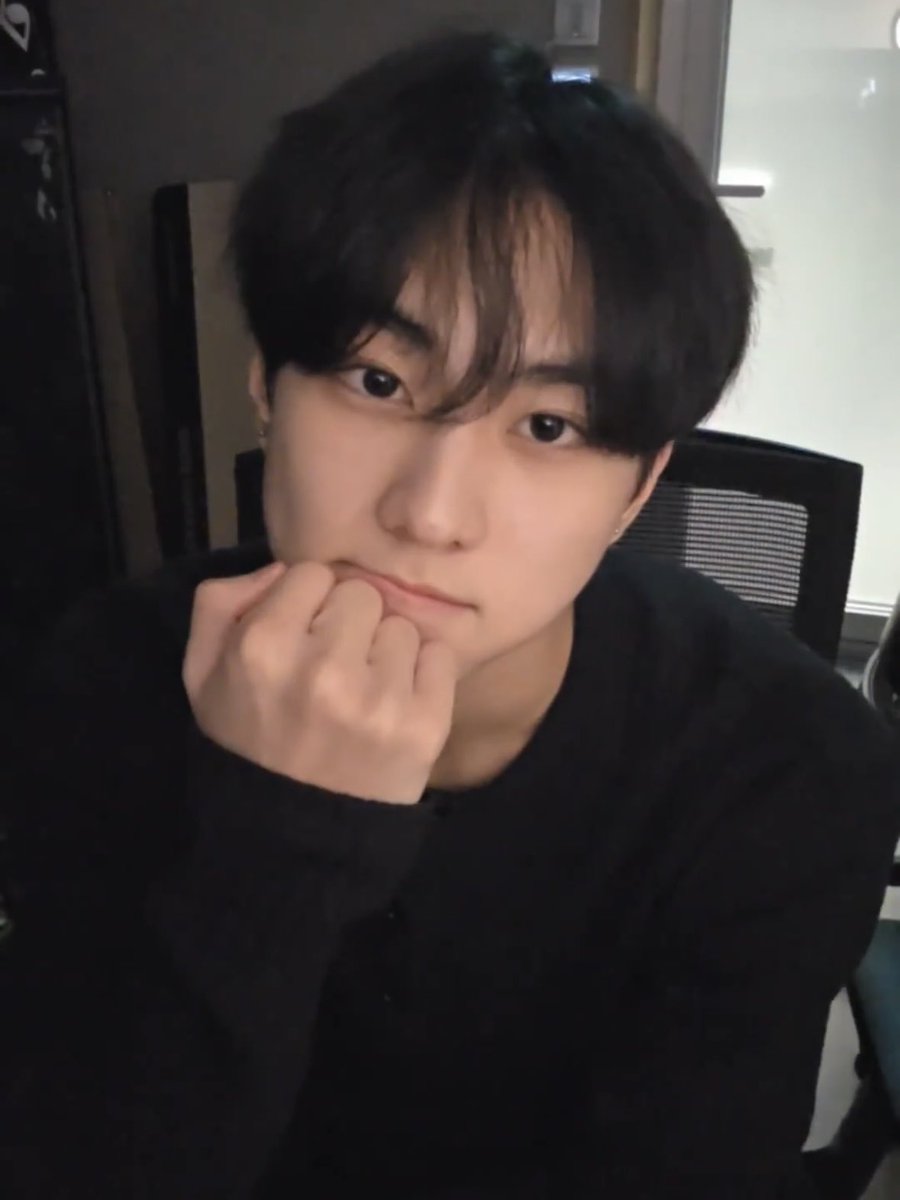 onlyzxn_'s tweet photo. 다들 새 핸드폰 사네
18pro 이쁘긴한데 양정원보단 아닌듯 https://t.co/a0JqdOqm4K