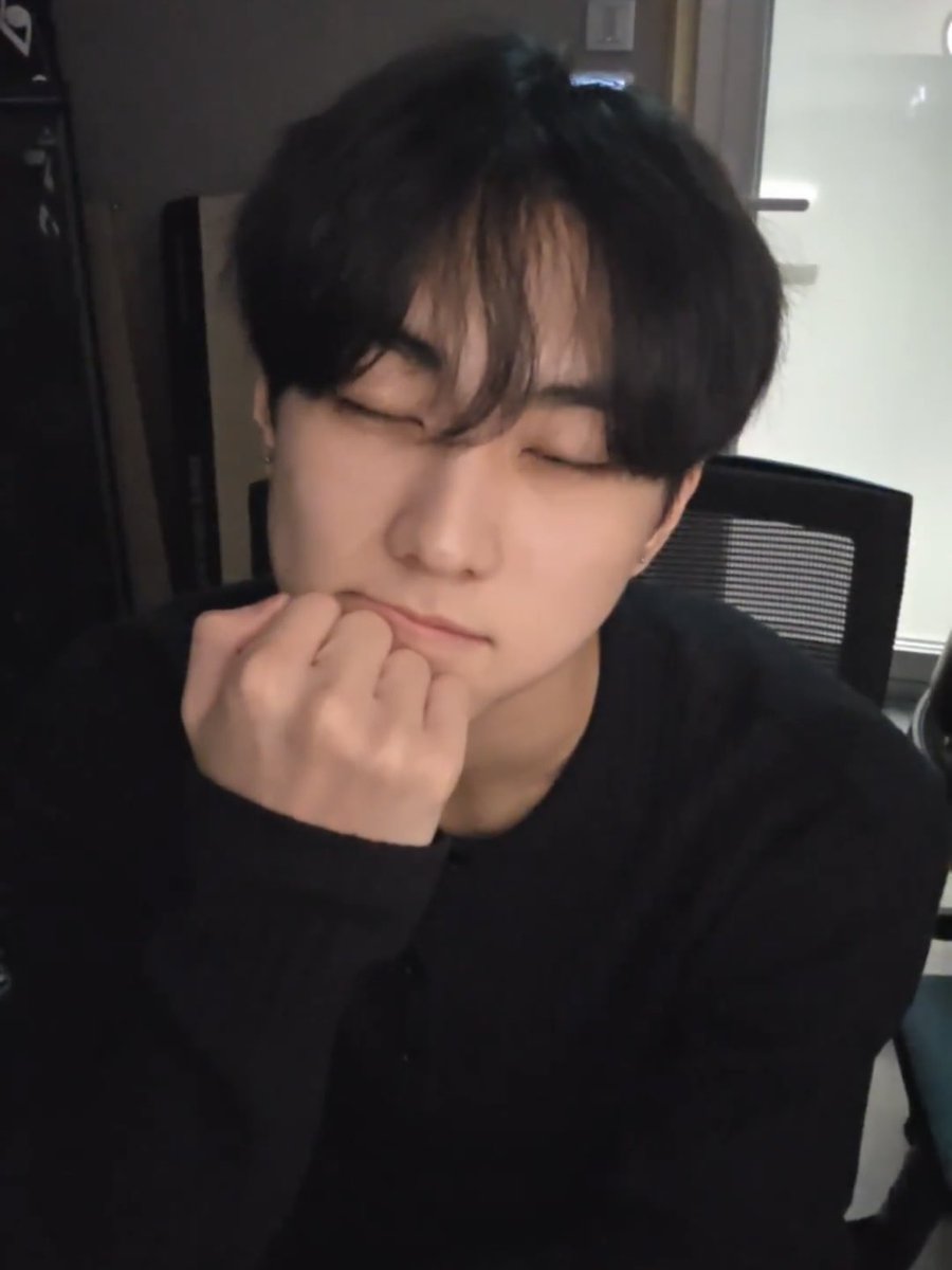 onlyzxn_'s tweet photo. 다들 새 핸드폰 사네
18pro 이쁘긴한데 양정원보단 아닌듯 https://t.co/a0JqdOqm4K