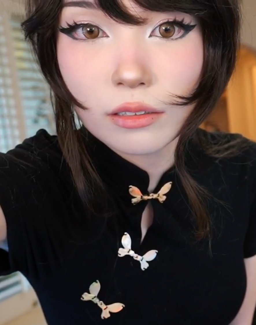 Tinybitsilly2's tweet photo. What are you looking at? https://t.co/YYU82kWM82