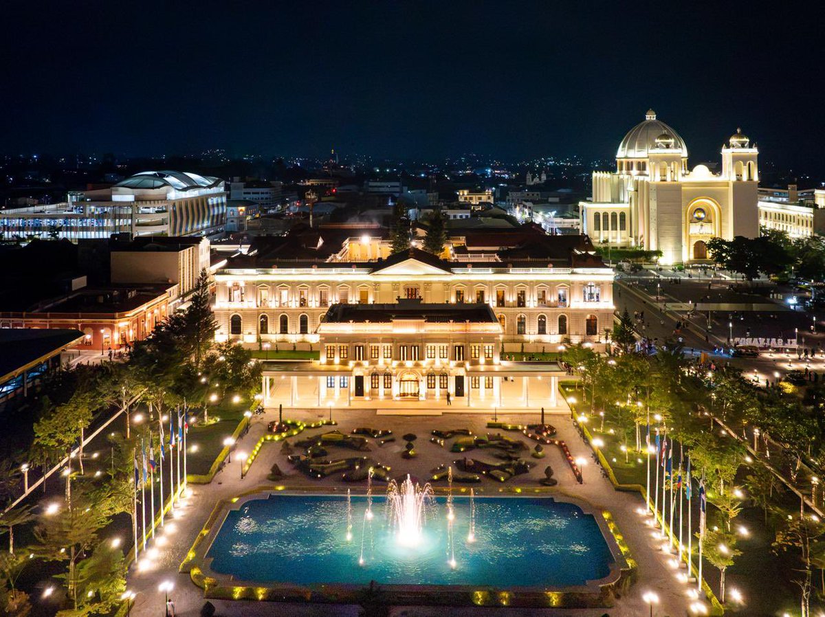 ObrasPublicasSV's tweet photo. El punto de encuentro esta noche es el Centro Histórico de San Salvador, donde los salvadoreños se acercan para visitar el Mausoleo de Francisco Morazán. https://t.co/YQK7R8xfcY