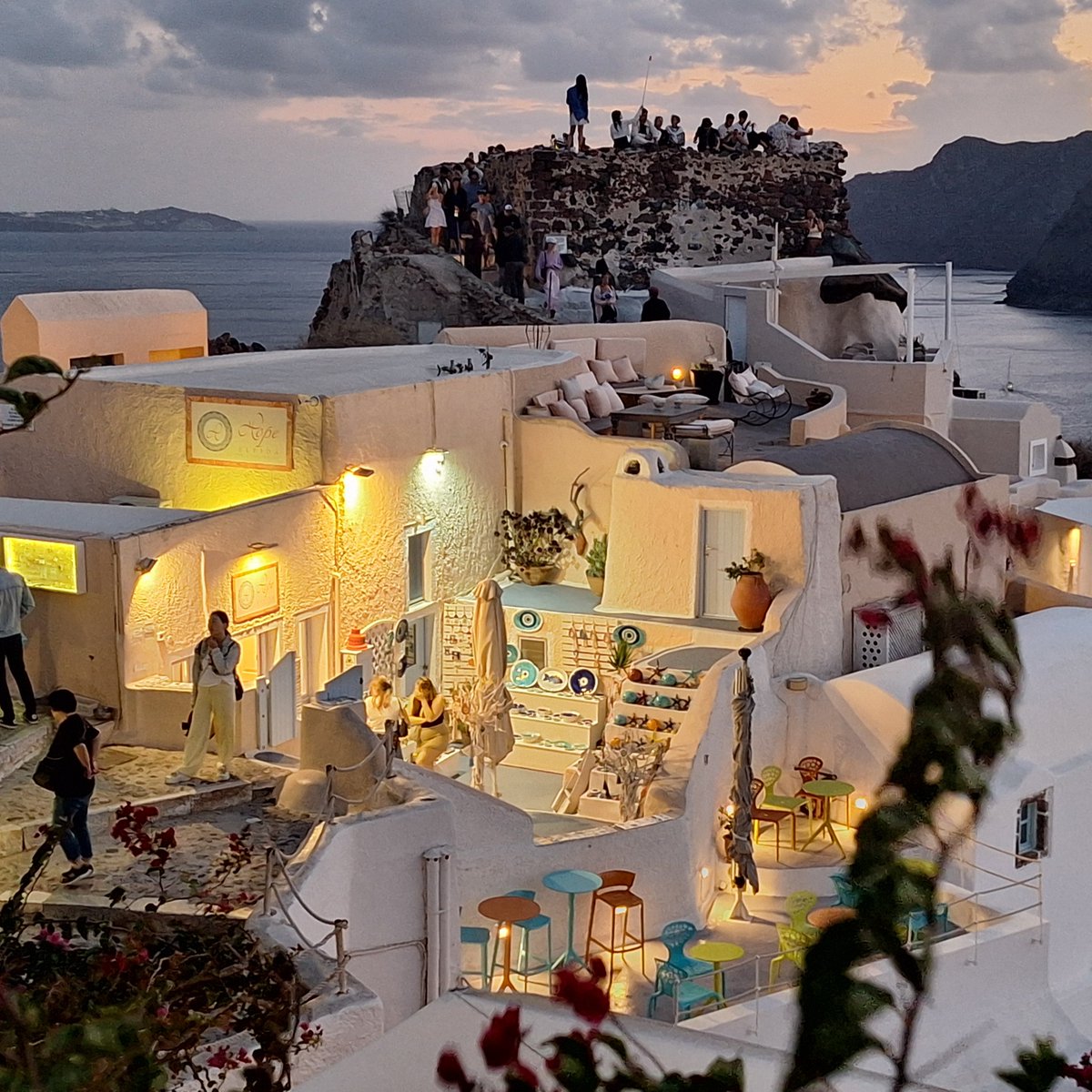 noahmartinv2i2e's tweet photo. DISCOVER SANTORINI

Explore this breathtaking island with our agency. Book your accommodation now: info@naxosintermediate. com https://t.co/9QmX3BwPwh