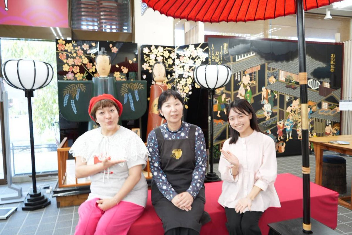 joshitabiradio's tweet photo. 新作は26日ONAIR◇海南市で柳橋さやか＆関陽菜子アナが「歴史と伝統の深みにはまる」旅◇発掘から20年、恐竜時代の海の王者と対面◇古民家で癒しの味覚を堪能◇紀州漆器の伝統工芸士を講師に蒔絵体験◇ワクワクしたというバッシー＆常になく焦る関アナ!!
#wbsradio #ラジオで女子旅 #女子旅 #海南市 https://t.co/aD0gZjTGd3