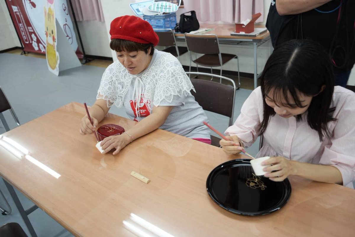 joshitabiradio's tweet photo. 新作は26日ONAIR◇海南市で柳橋さやか＆関陽菜子アナが「歴史と伝統の深みにはまる」旅◇発掘から20年、恐竜時代の海の王者と対面◇古民家で癒しの味覚を堪能◇紀州漆器の伝統工芸士を講師に蒔絵体験◇ワクワクしたというバッシー＆常になく焦る関アナ!!
#wbsradio #ラジオで女子旅 #女子旅 #海南市 https://t.co/aD0gZjTGd3