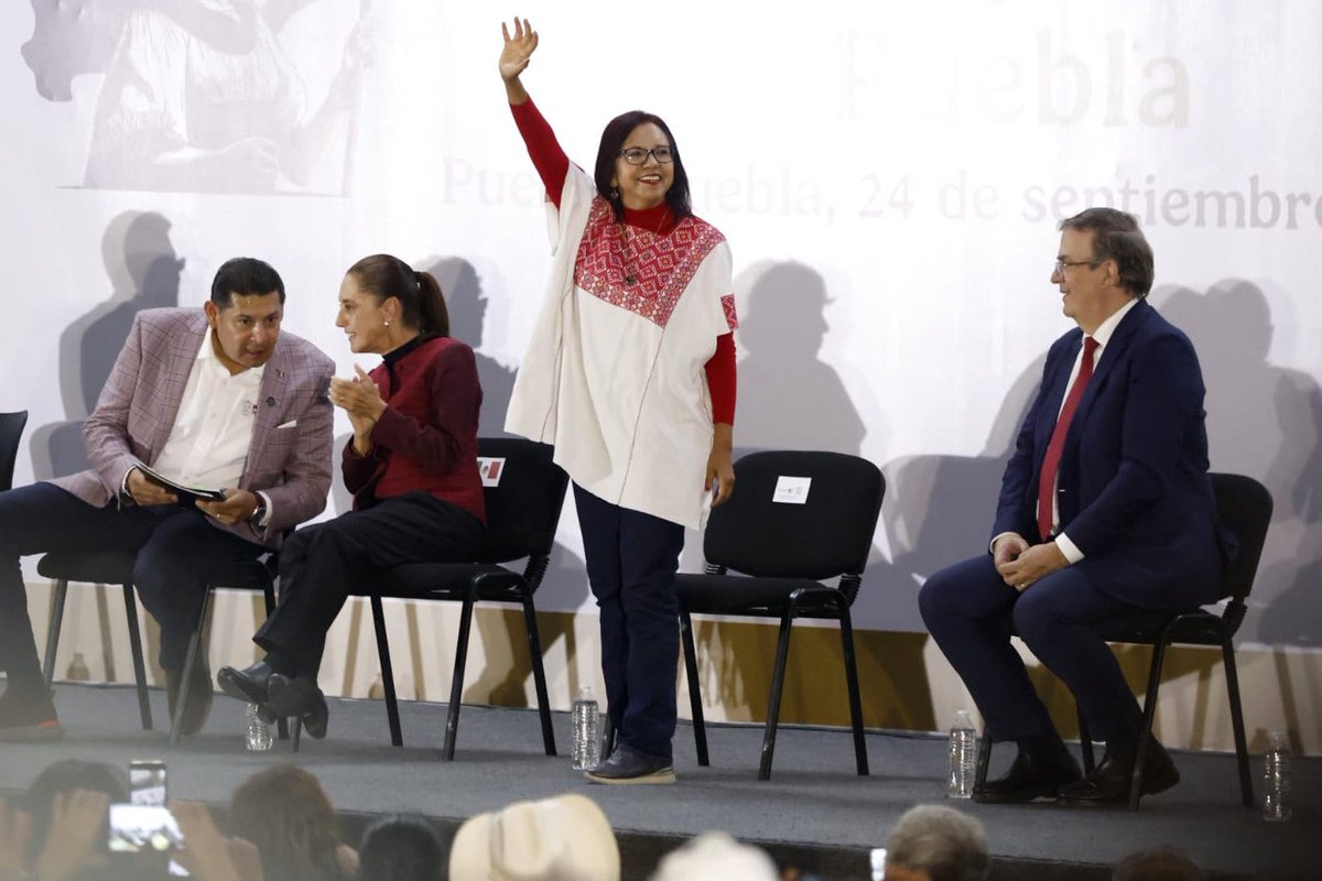 Letamaya's tweet photo. Acompañamos a la presidenta @Claudiashein en #Puebla donde, tras un cálido recibimiento, compartió los avances de la #Transformación y las acciones que fortalecen el #bienestar de las familias.
En el estado, más de 2.1 millones de personas ya reciben algún #ProgramaDeBienestar, que se traduce en mayor tranquilidad y mejores condiciones de vida para las y los poblanos. El gobierno devuelve al pueblo la riqueza de su país.
@armementapuebla_