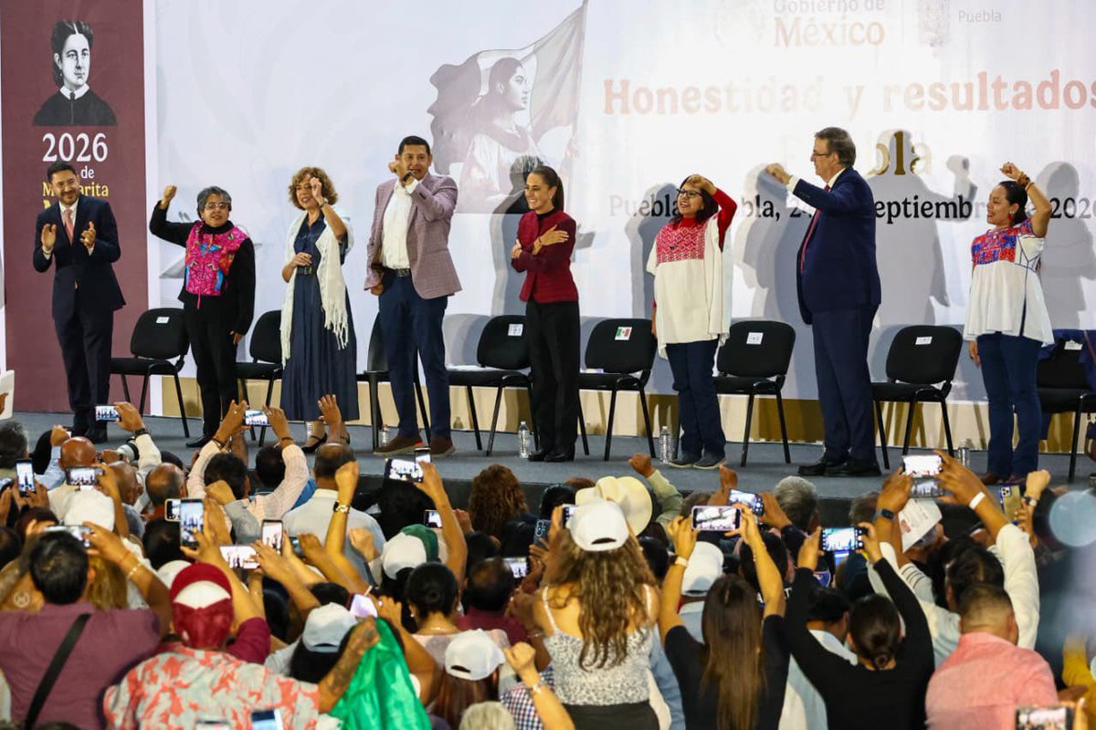 Letamaya's tweet photo. Acompañamos a la presidenta @Claudiashein en #Puebla donde, tras un cálido recibimiento, compartió los avances de la #Transformación y las acciones que fortalecen el #bienestar de las familias.
En el estado, más de 2.1 millones de personas ya reciben algún #ProgramaDeBienestar, que se traduce en mayor tranquilidad y mejores condiciones de vida para las y los poblanos. El gobierno devuelve al pueblo la riqueza de su país.
@armementapuebla_