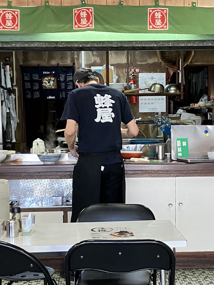 Sh02Ka34's tweet photo. 旭川から聖地に向かう電車が1時間後…😅

お昼には少し早いけど旭川の人気ラーメン屋の「ラーメンの蜂屋 本店」へ！🍜
⚪︎しょうゆラーメン+味しみたまご https://t.co/eLmI5if4fs