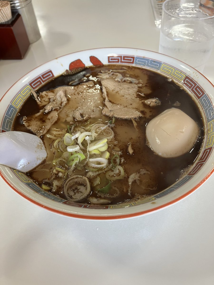 Sh02Ka34's tweet photo. 旭川から聖地に向かう電車が1時間後…😅

お昼には少し早いけど旭川の人気ラーメン屋の「ラーメンの蜂屋 本店」へ！🍜
⚪︎しょうゆラーメン+味しみたまご https://t.co/eLmI5if4fs