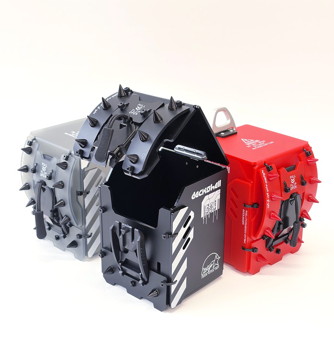 ctctyo_H's tweet photo. 【新作入荷情報】
TGSにて発売した新商品が入荷しました

装甲デッキケース strike custom　black / gray / red
https://t.co/moVR1r626T
アクリル樹脂製のTCGデッキケース
正面のマグネットバックルは下方向に紐を引くことロックが解除される
内寸　69x60x96mm

ショルダーコンテナ03 tiny
https://t.co/hgkhvsNkad
アクリル樹脂製の小型ショルダーコンテナバッグ
正面のマグネットバックルは下方向に紐を引くことロックが解除される
内寸　69x35x96mm
スリーブつきのTCGカードが35mm分格納可能