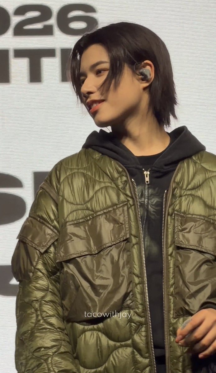 loutifulday's tweet photo. perfect side profile😍

[Serenades &amp; Body Rolls in Seattle]
#LOUIS #루이 #LNGSHOT #롱샷 https://t.co/GhyUh99HRX