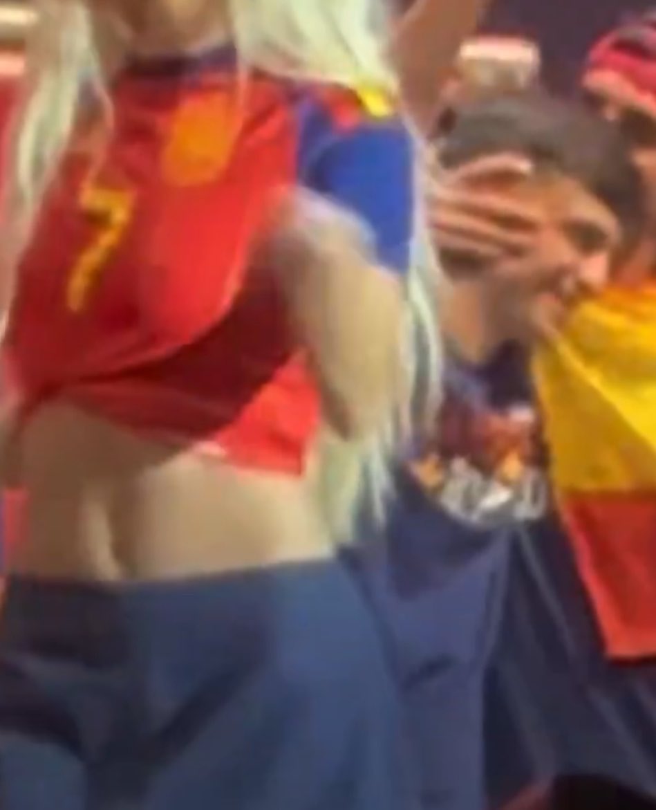 fedri99's tweet photo. Ok so I never watched this clip of the celebration night enough times to get this exact screenshot… so F did get to kiss P that night in the end, and he did it when there’s this girl wearing his number right in front of them 😭😭 https://t.co/DqYjWowUZM