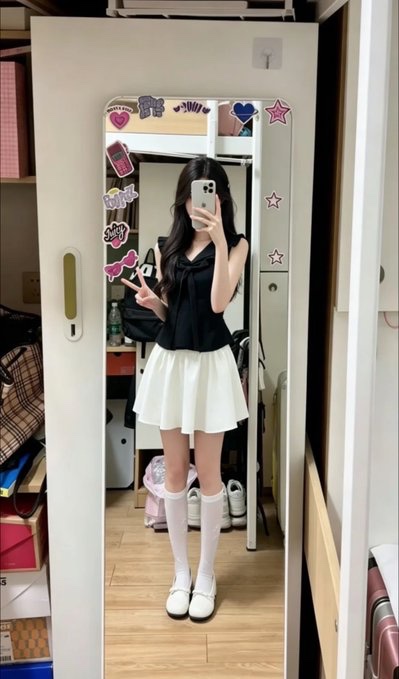 Dahliazpoi's tweet photo. 小红书发不出只能在X发了！

有人想锐评我自己20岁的福吗？…
刚拍的形体课照，赶紧看我要删了… https://t.co/iWLAZun9bp