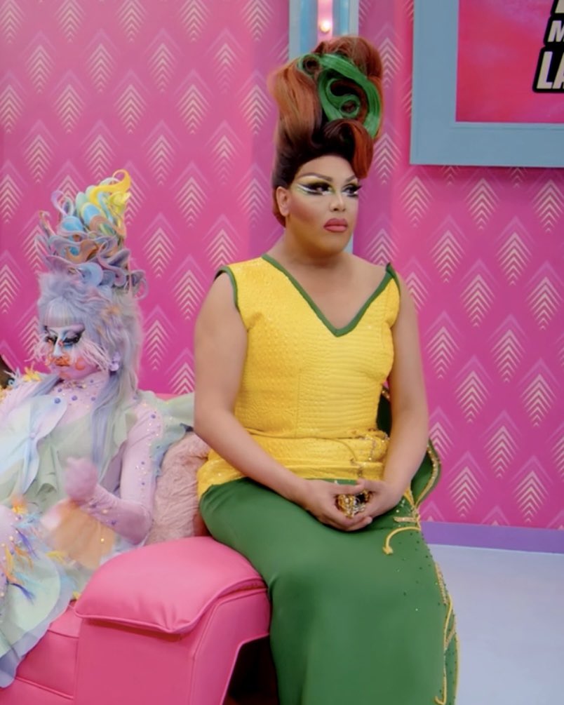 bunniesari's tweet photo. Alexis after Xunami’s elimination //
Alexis after Mariana’s elimination 
#DragRaceMexico https://t.co/kGc9mhdftd