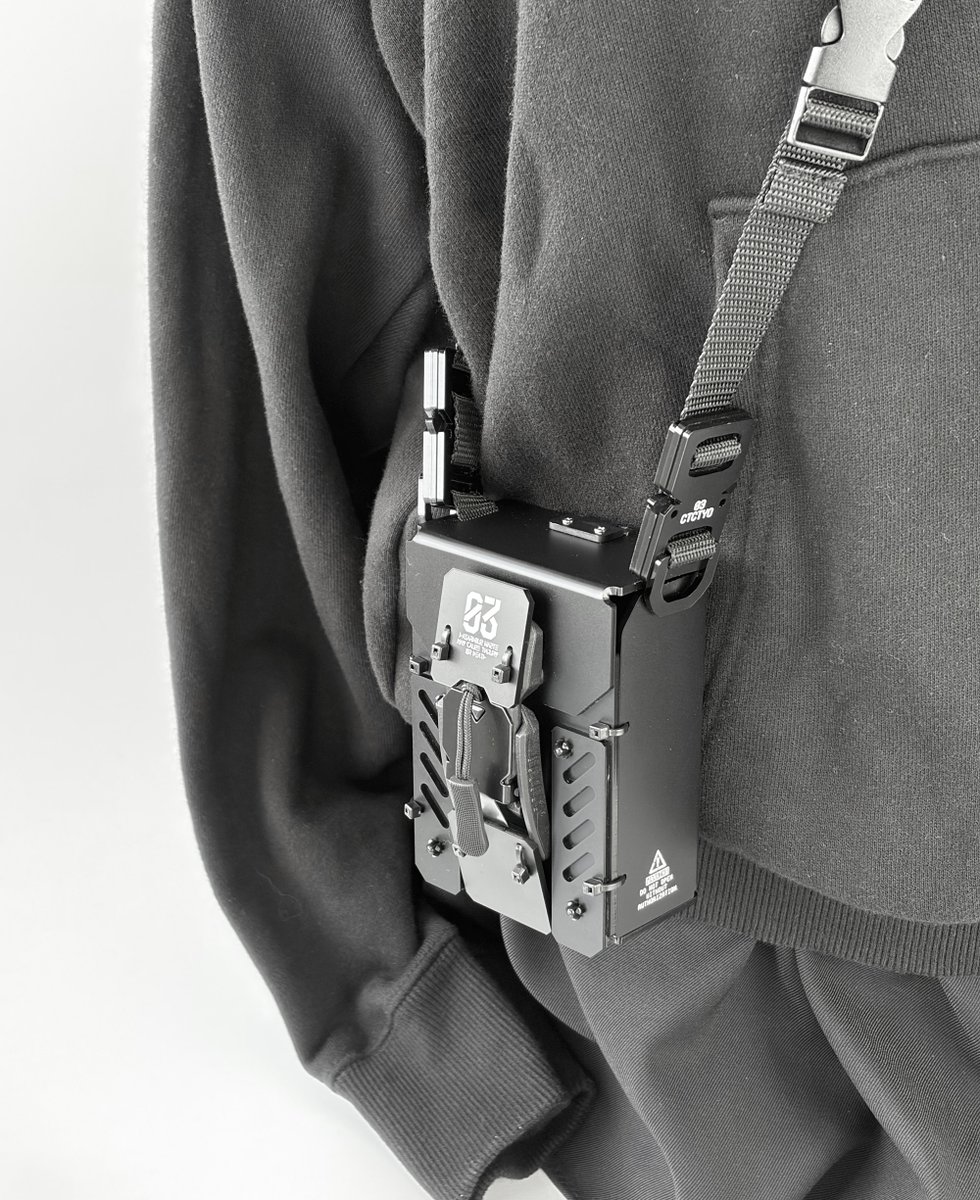 ctctyo_H's tweet photo. 【新作入荷情報】
TGSにて発売した新商品が入荷しました

装甲デッキケース strike custom　black / gray / red
https://t.co/moVR1r626T
アクリル樹脂製のTCGデッキケース
正面のマグネットバックルは下方向に紐を引くことロックが解除される
内寸　69x60x96mm

ショルダーコンテナ03 tiny
https://t.co/hgkhvsNkad
アクリル樹脂製の小型ショルダーコンテナバッグ
正面のマグネットバックルは下方向に紐を引くことロックが解除される
内寸　69x35x96mm
スリーブつきのTCGカードが35mm分格納可能