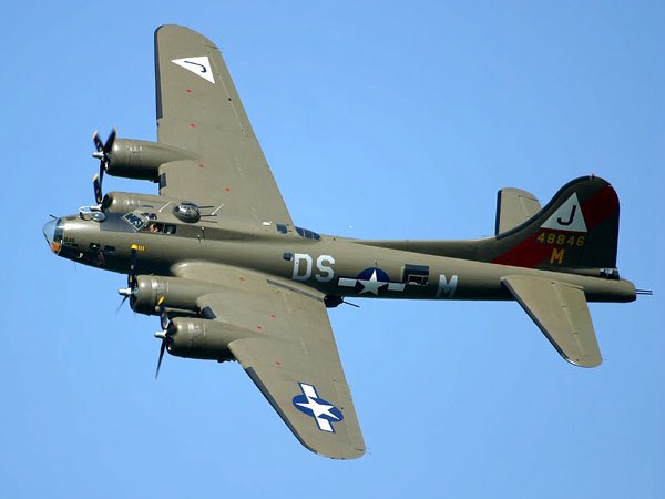 michaeljlayman's tweet photo. @Hush_Kit B-17 and Chicago style pizza (Tavern IS Chicago style) https://t.co/iU5jvwDAV0