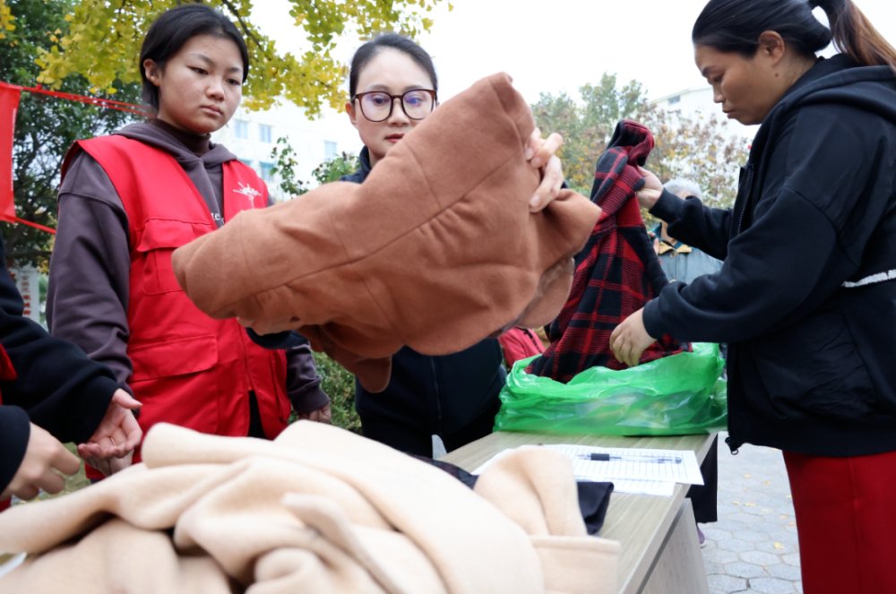 GennaJollevbcv's tweet photo. Spent this weekend helping sort u0026 distribute winter warmers for unhoused neighbors in downtown Chicago. Small acts make big differences! #VolunteerForGood https://t.co/UbhJt68hL4