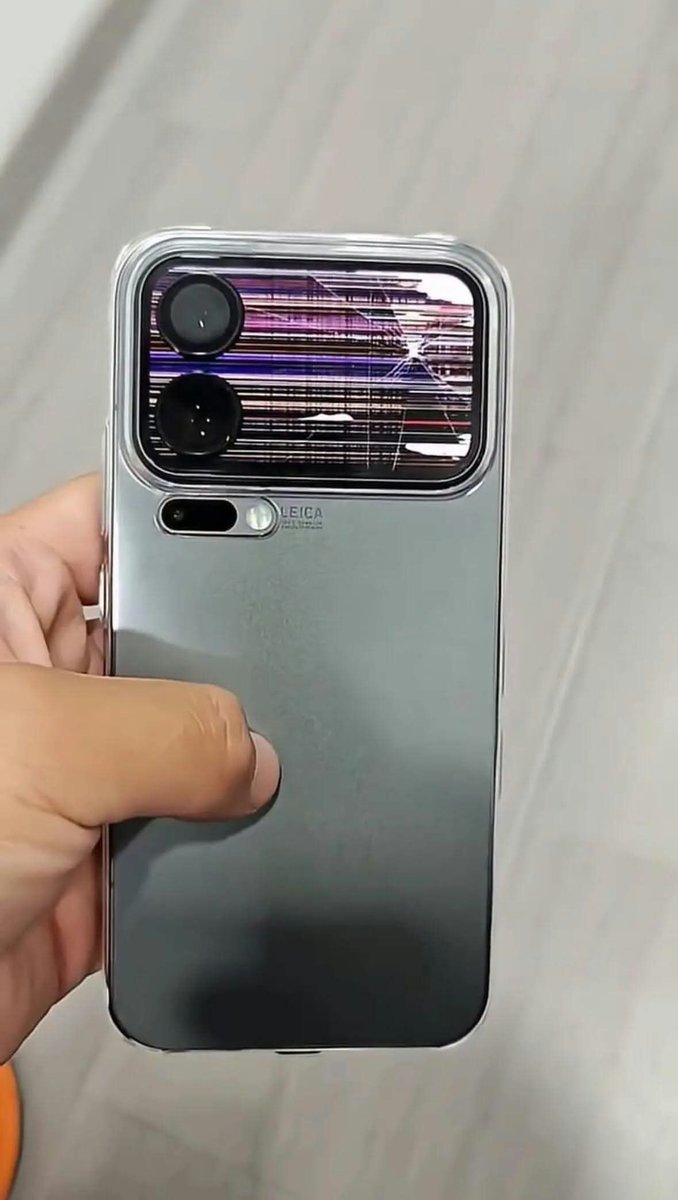 nadaeladela's tweet photo. keributan pagi ini sama suami

🙎‍♂️: Udah aku bilang mending Iphone 18 / Iphone Duo aja daripada ini dibilangin ngeyel sama suami. Kamu Fomo sih. Belum jg ada sebulan udah retak aja kan... 

🙎‍♀️ : 🤣🤣🤭￼ https://t.co/ePloOWuP7Y