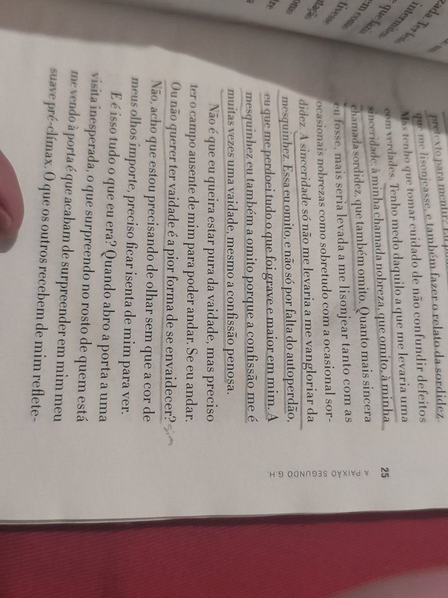 ClaraLispector3's tweet photo. Ou não querer ter vaidade é a pior forma de se envaidece? https://t.co/c5avw2oDAa