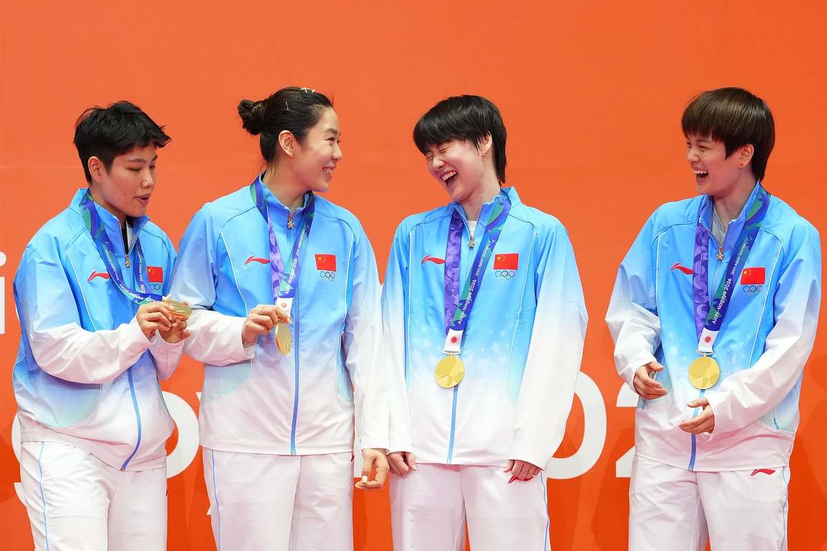 CGTNSportsScene's tweet photo. WE ARE SO BACK.🥇🇨🇳🏸

China swept Japan 3-0 in the women's badminton team final, reclaiming the Asian Games title after 12 years.

#Jakarta2018 🥈
@19thAGofficial 🥈
#AichiNagoya2026 🥇

#AichiNagoya2026 https://t.co/9mkeAosbso