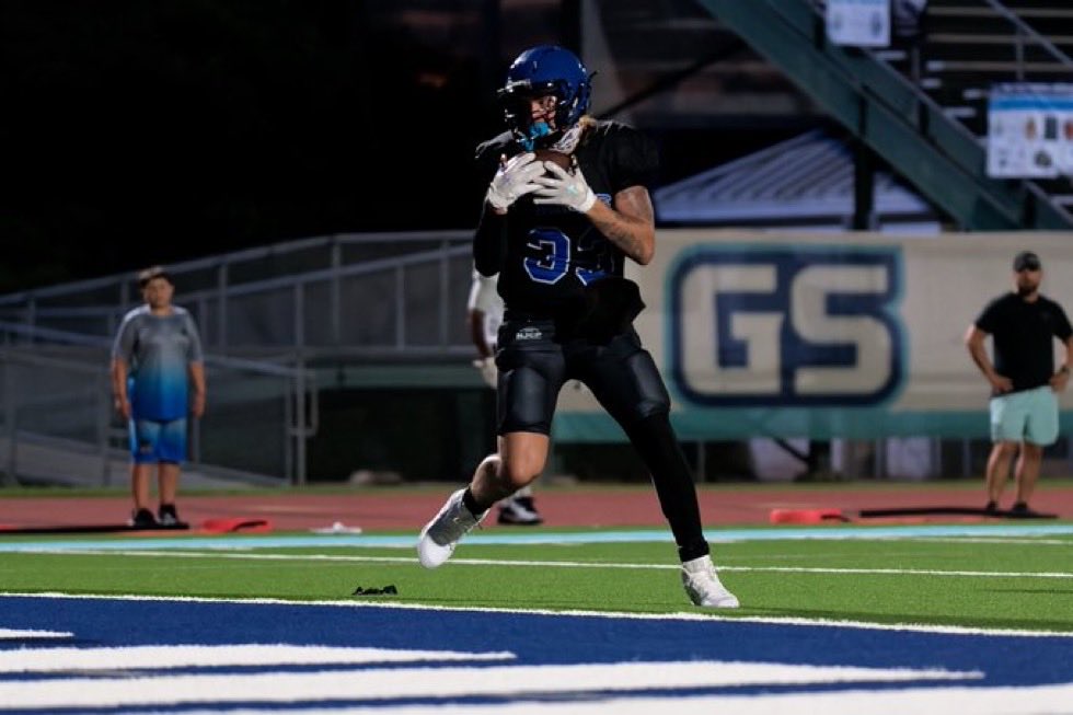 TheRedZoneCoach's tweet photo. 🚨 DEC GRAD TE 6’5 220lbs 🚨 

Versatile TE can do it all 🔋 @sunshine_3388 

Recruiting coordinator: @TheRedZoneCoach Get @ Me about my guy sun shine ! #GoRays https://t.co/vHM6uqFD7B