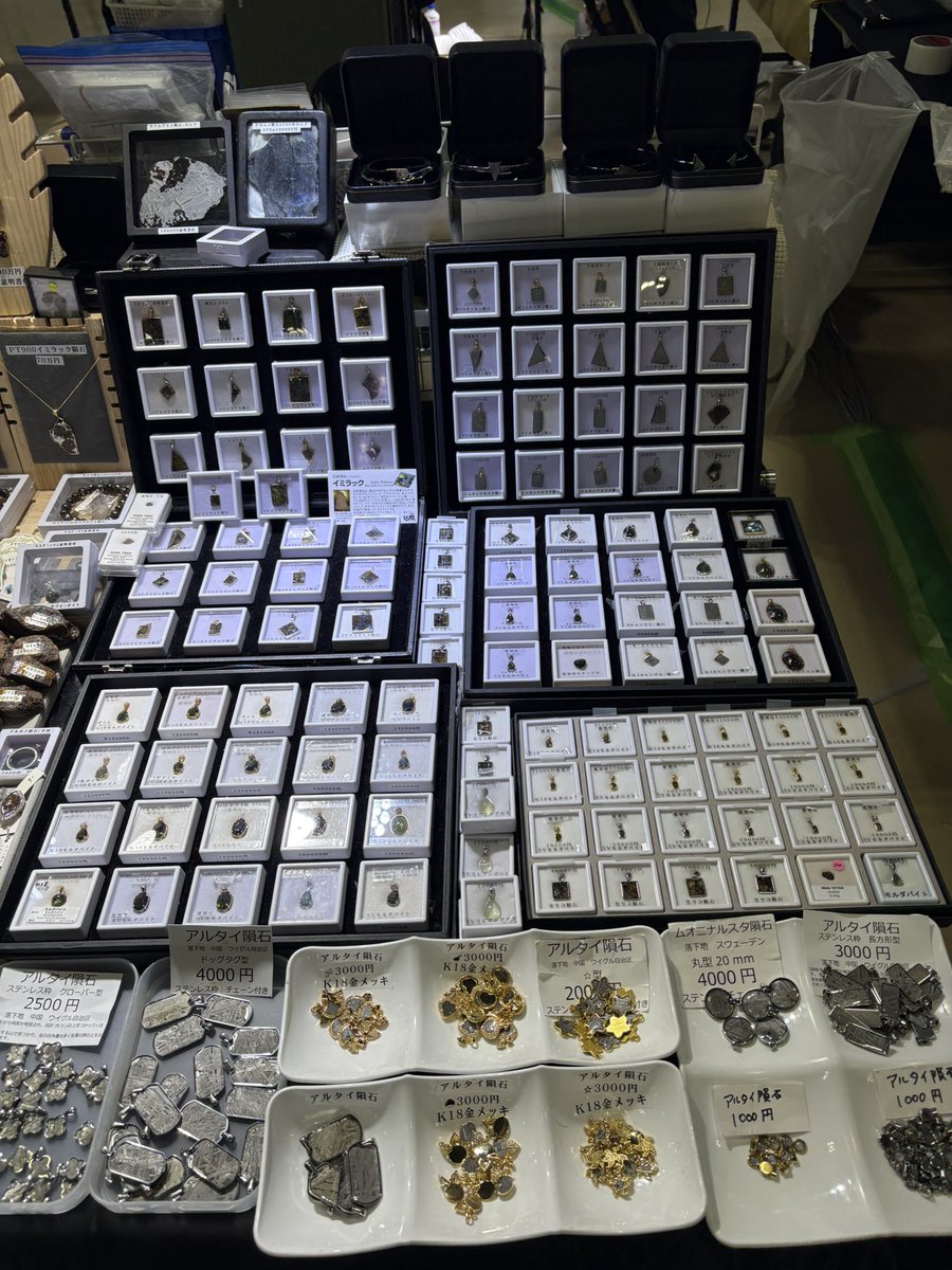 himi2stone's tweet photo. 新潟ミネラルマルシェ初日です🙏🙏

会場で1番多く隕石を展示してます✨
隕石原石200円〜
隕石ペンダントネックレス付き1000円〜

#ミネラルマルシェ 
#新潟ミネラルマルシェ https://t.co/1Pqajq9JDF
