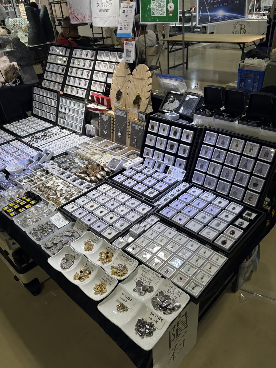 himi2stone's tweet photo. 新潟ミネラルマルシェ初日です🙏🙏

会場で1番多く隕石を展示してます✨
隕石原石200円〜
隕石ペンダントネックレス付き1000円〜

#ミネラルマルシェ 
#新潟ミネラルマルシェ https://t.co/1Pqajq9JDF