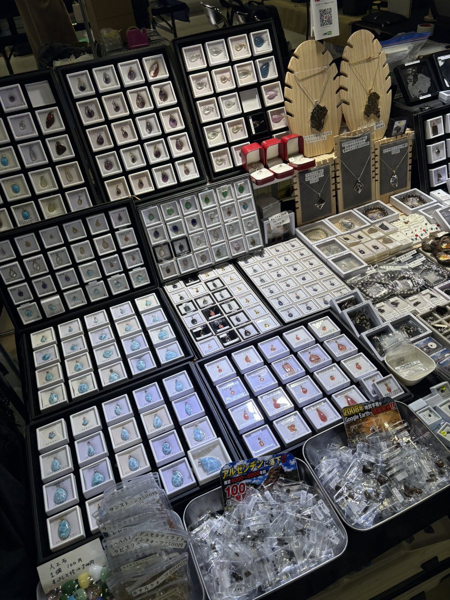 himi2stone's tweet photo. 新潟ミネラルマルシェ初日です🙏🙏

会場で1番多く隕石を展示してます✨
隕石原石200円〜
隕石ペンダントネックレス付き1000円〜

#ミネラルマルシェ 
#新潟ミネラルマルシェ https://t.co/1Pqajq9JDF