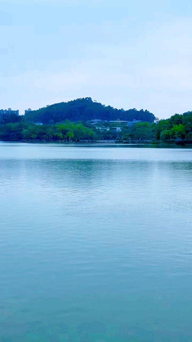 nveo8x's tweet photo. Beneath the旁灼空涟, the quiet breeze kisses the lake waves gently. https://t.co/K4zDcjHhyy