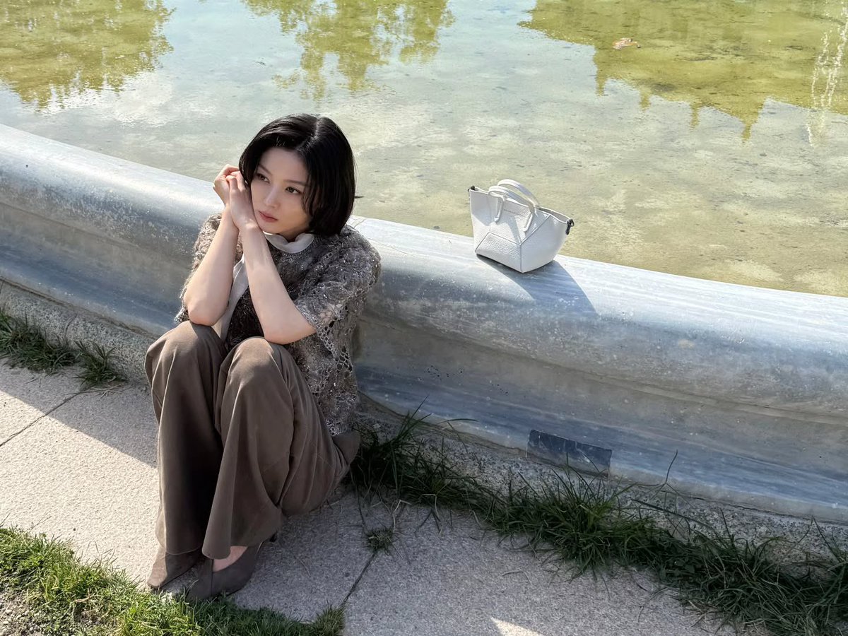 kdramamiss's tweet photo. yoojung in italy she's insanely pretty https://t.co/8b80N6VSeY