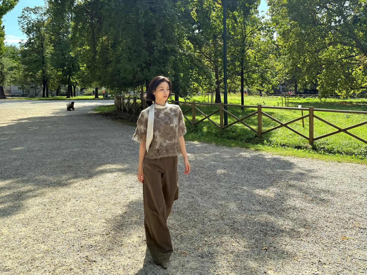 kdramamiss's tweet photo. yoojung in italy she's insanely pretty https://t.co/8b80N6VSeY