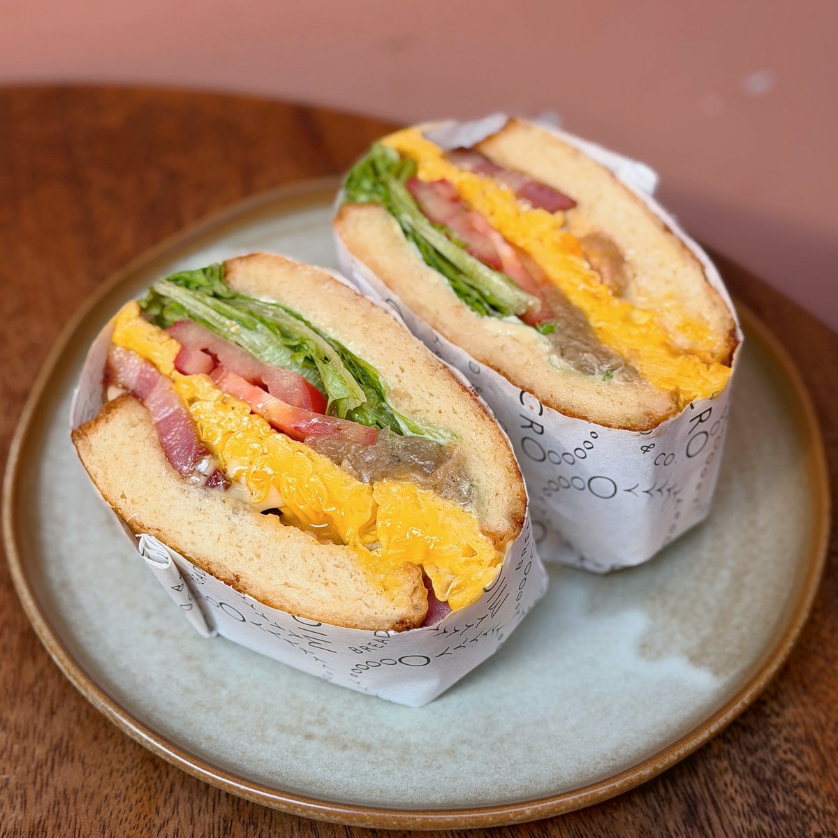 amelialee8mudwg's tweet photo. Part 1/2 of my walk from Micro Bakery Kitchen’s Tiong Bahru branch to its Serene Center branch. 📍Micro Bakery Kitchen, Yong Siak Street, Tiong Bahru

The Micro “BLT” ($18) was excellent: savoury bacon, silky scrambled eggs, fresh vegetables, https://t.co/LHduJM2Ubs