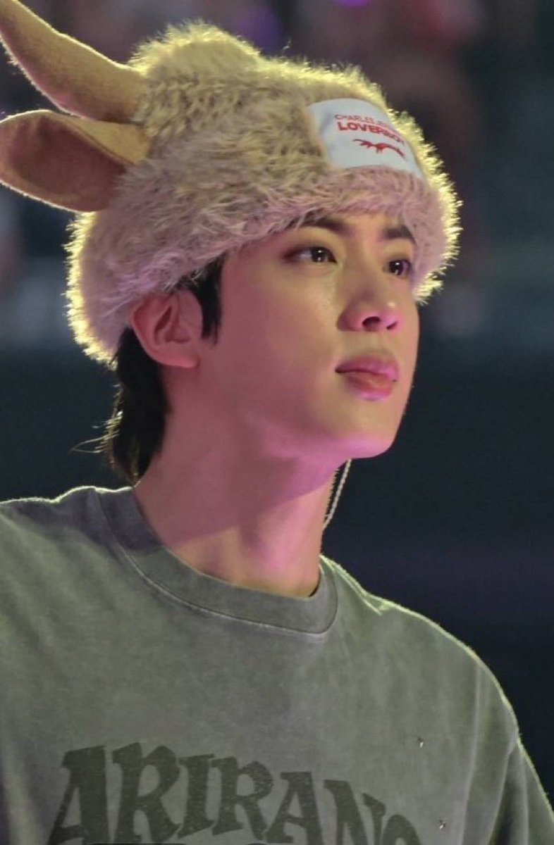 detailsofseok's tweet photo. 얼굴이 얼굴이다, 꽉찬 이목구비인데 귀엽기까지💕
#방탄소년단진 #JIN https://t.co/BU60z2D0iK