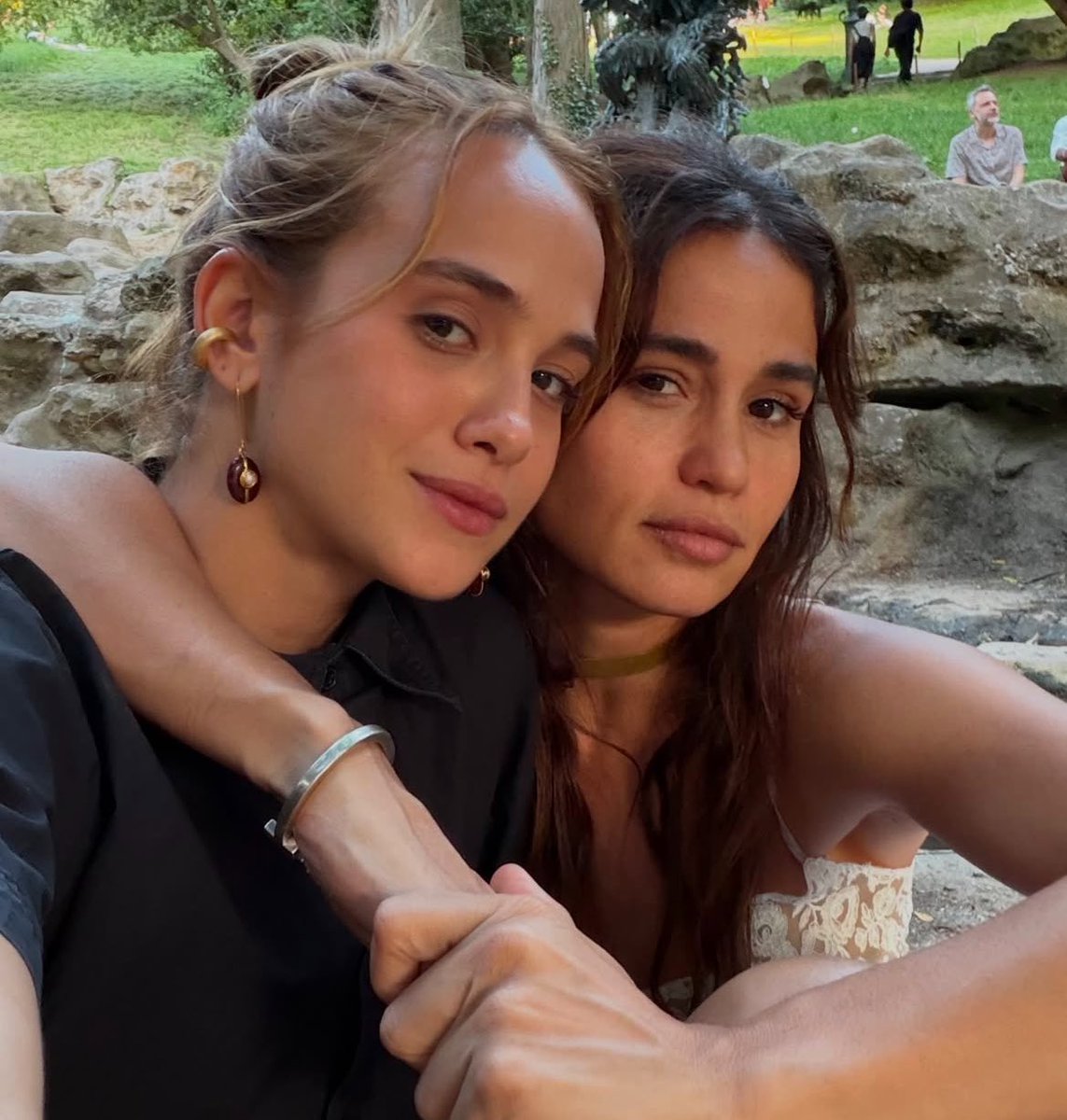 lesbocine's tweet photo. Nanda Costa e Emilie Rey. 🩷 https://t.co/NKpHkcwc1c
