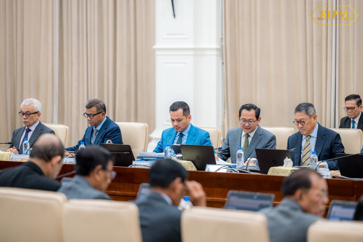 Dr_Hunmanet_PM's tweet photo. ដឹកនាំកិច្ចប្រជុំពេញអង្គគណៈរដ្ឋមន្ត្រីនៅវិមានសន្តិភាព ដើម្បីពិភាក្សា និងឆ្លងលើរបៀបវារៈចំនួន៣៖

១-សេចក្តីព្រាងគោលនយោបាយស្ថិតិផ្លូវការ ឆ្នាំ២០២៦-២០៣៥។
២-របាយការណ៍វឌ្ឍនភាពនៃការជំរុញខ្សែច្រវាក់ផ្គត់ផ្គង់ទីផ្សារក្នុងស្រុក និងតភ្ជាប់ទៅទីផ្សារអន្តរជាតិ។
៣-របាយការណ៍វឌ្ឍនភាពនៃវិស័យភស្តុភារកម្ម។

រាជធានីភ្នំពេញ ព្រឹកថ្ងៃសុក្រ ទី២៥ កញ្ញា ២០២៦

#ហ៊ុនម៉ាណែត #Hunmanet #កម្ពុជា #Cambodia #សន្តិភាពនៅកម្ពុជា #peaceofcambodia