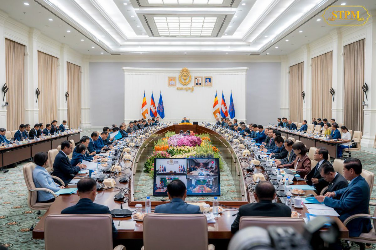 Dr_Hunmanet_PM's tweet photo. ដឹកនាំកិច្ចប្រជុំពេញអង្គគណៈរដ្ឋមន្ត្រីនៅវិមានសន្តិភាព ដើម្បីពិភាក្សា និងឆ្លងលើរបៀបវារៈចំនួន៣៖

១-សេចក្តីព្រាងគោលនយោបាយស្ថិតិផ្លូវការ ឆ្នាំ២០២៦-២០៣៥។
២-របាយការណ៍វឌ្ឍនភាពនៃការជំរុញខ្សែច្រវាក់ផ្គត់ផ្គង់ទីផ្សារក្នុងស្រុក និងតភ្ជាប់ទៅទីផ្សារអន្តរជាតិ។
៣-របាយការណ៍វឌ្ឍនភាពនៃវិស័យភស្តុភារកម្ម។

រាជធានីភ្នំពេញ ព្រឹកថ្ងៃសុក្រ ទី២៥ កញ្ញា ២០២៦

#ហ៊ុនម៉ាណែត #Hunmanet #កម្ពុជា #Cambodia #សន្តិភាពនៅកម្ពុជា #peaceofcambodia