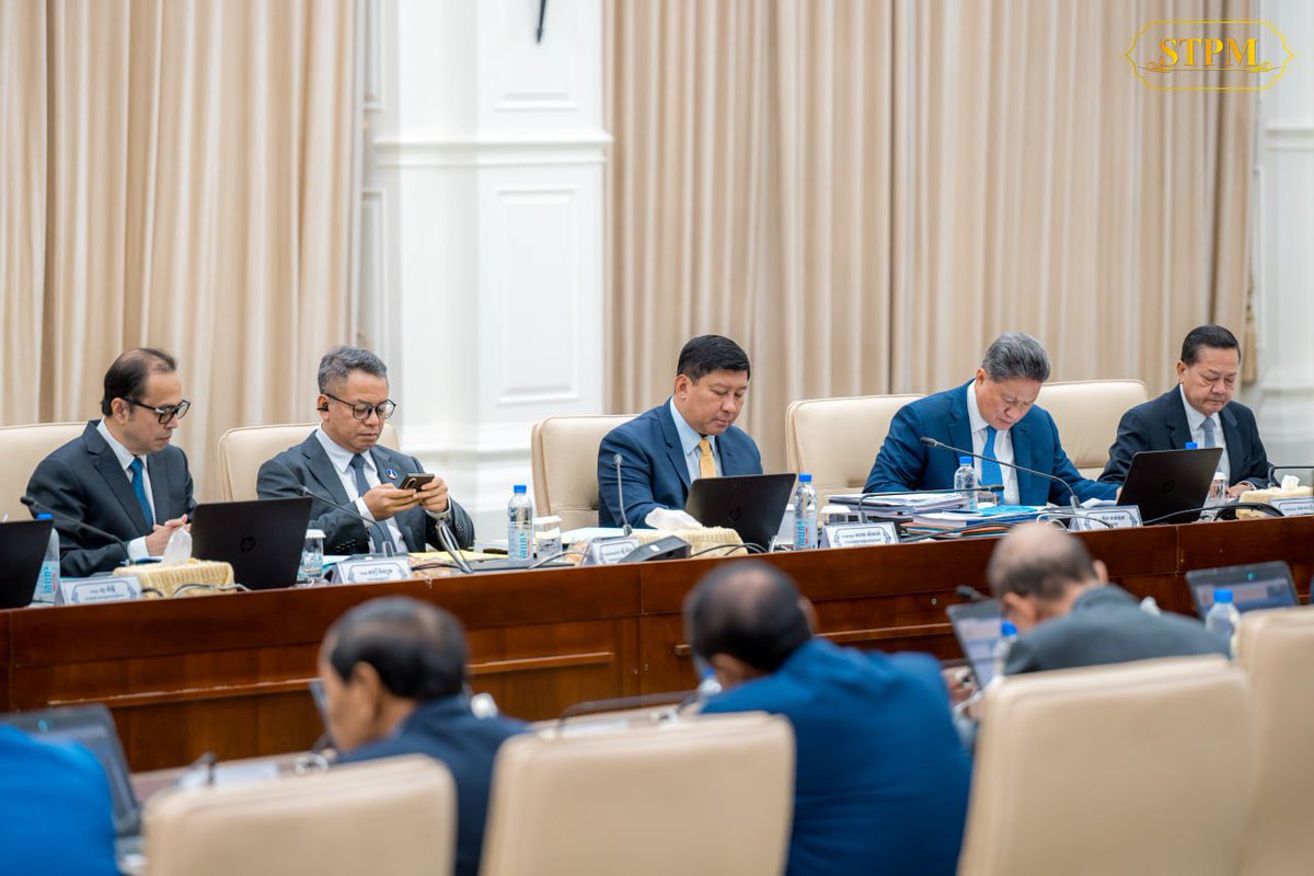 Dr_Hunmanet_PM's tweet photo. ដឹកនាំកិច្ចប្រជុំពេញអង្គគណៈរដ្ឋមន្ត្រីនៅវិមានសន្តិភាព ដើម្បីពិភាក្សា និងឆ្លងលើរបៀបវារៈចំនួន៣៖

១-សេចក្តីព្រាងគោលនយោបាយស្ថិតិផ្លូវការ ឆ្នាំ២០២៦-២០៣៥។
២-របាយការណ៍វឌ្ឍនភាពនៃការជំរុញខ្សែច្រវាក់ផ្គត់ផ្គង់ទីផ្សារក្នុងស្រុក និងតភ្ជាប់ទៅទីផ្សារអន្តរជាតិ។
៣-របាយការណ៍វឌ្ឍនភាពនៃវិស័យភស្តុភារកម្ម។

រាជធានីភ្នំពេញ ព្រឹកថ្ងៃសុក្រ ទី២៥ កញ្ញា ២០២៦

#ហ៊ុនម៉ាណែត #Hunmanet #កម្ពុជា #Cambodia #សន្តិភាពនៅកម្ពុជា #peaceofcambodia