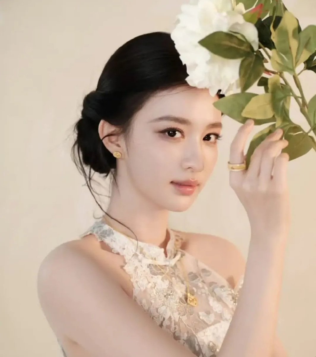 CDramaBR's tweet photo. #WangChuran participou de uma transmissão da 'LaoMiao', marca da qual é embaixadora, apresentando peças da coleção “Double Fish Woven Gold”. 💛 https://t.co/frxVaa4gV8