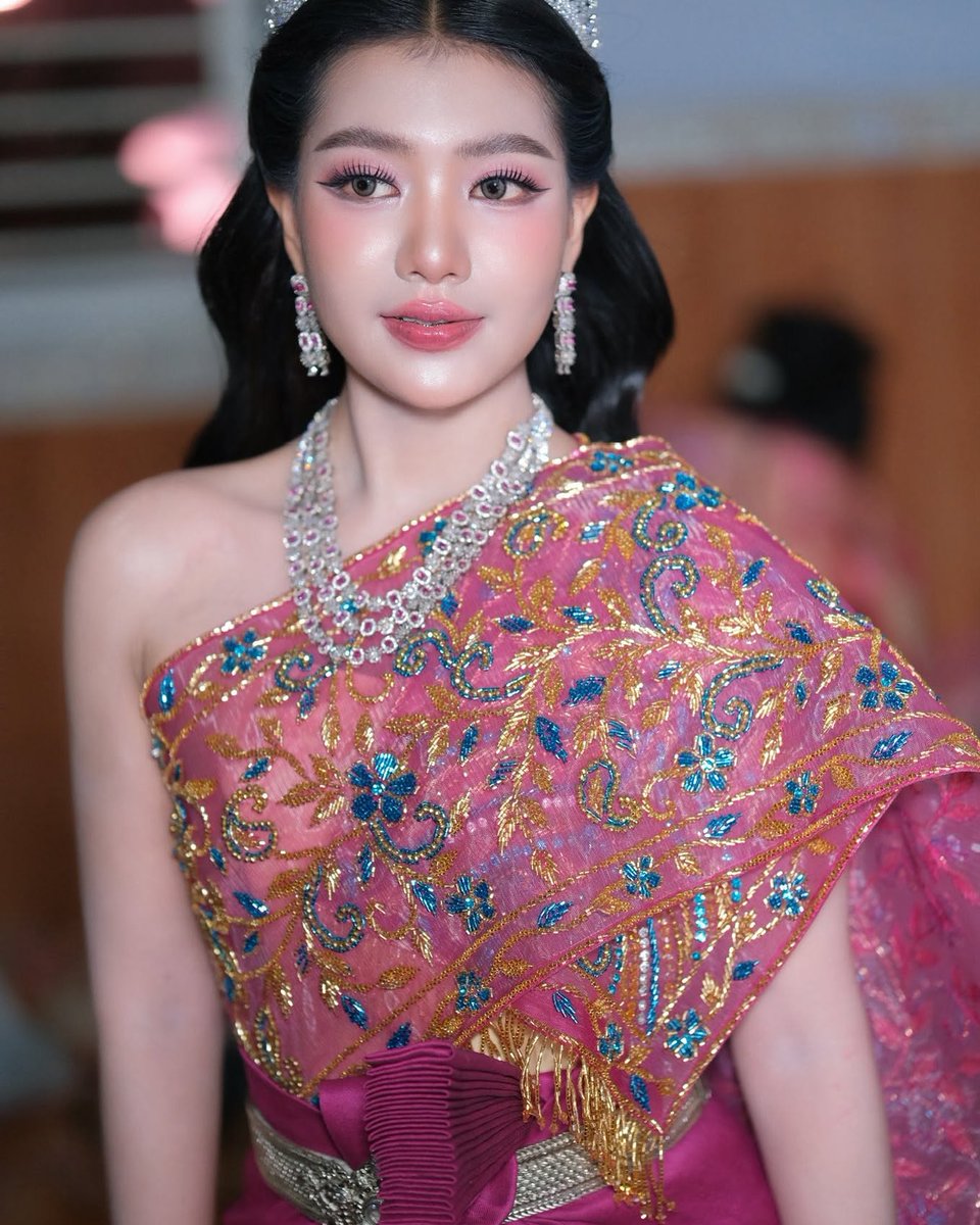 johncampbellfri's tweet photo. Reception outfit by Mae On, styled by Srey Len at Psar Krol Ko. Makeup: Nhem Vitou 
Hairstyle: Ra Dorn 
Dress: Zunn Chhai https://t.co/GG05qHrIUg