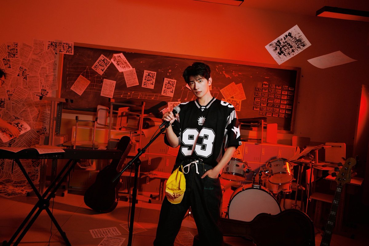 yangyang_tweets's tweet photo. 【260925】#YangYang’s team shares photoshoot snaps for 𝑴𝒊𝒅-𝑨𝒖𝒕𝒖𝒎𝒏 𝑭𝒆𝒔𝒕𝒊𝒗𝒂𝒍 

🌕🎸

#YangYang杨洋 #杨洋 https://t.co/yNQxPblCnM