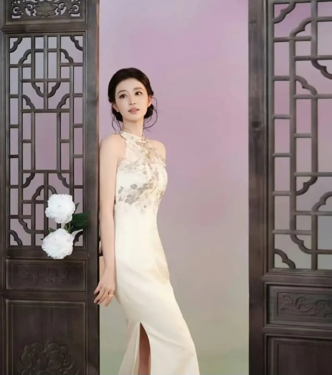 CDramaBR's tweet photo. #WangChuran participou de uma transmissão da 'LaoMiao', marca da qual é embaixadora, apresentando peças da coleção “Double Fish Woven Gold”. 💛 https://t.co/frxVaa4gV8