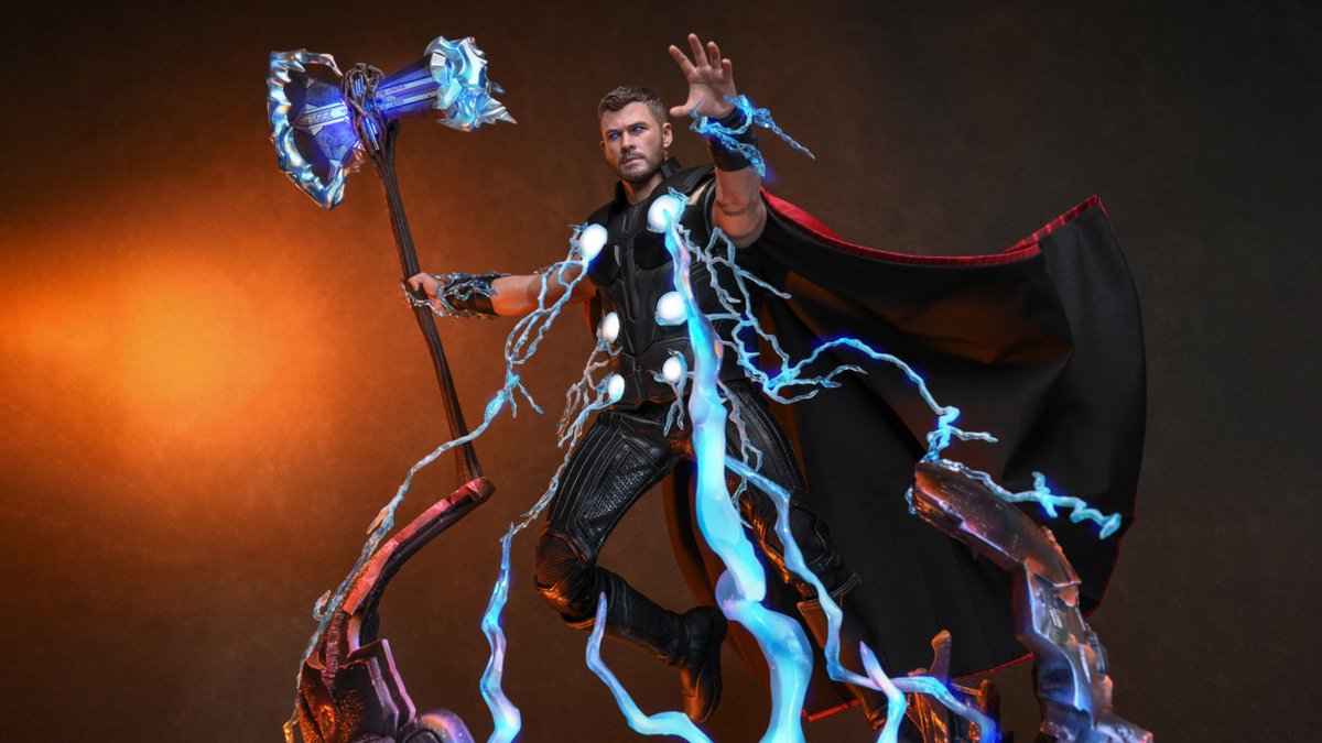 marvel_jp's tweet photo. ホットトイズ
「ムービー・マスターピース」シリーズに
『#アベンジャーズ／ドゥームズデイ』の
ソーがラインナップ⚡
⠀
全高約32cm、30箇所以上が可動する
1/6スケールのフィギュアとして立体化‼️
⠀
LEDライトアップ機能を搭載した、
ムジョルニア、ストームブレイカーが付属🔥
⠀
デラックス版は、破壊されたセンチネルの頭部を
モチーフにしたジオラマ仕様✨

予約受付中👇
https://t.co/rZplhDNJzU

#マーベル