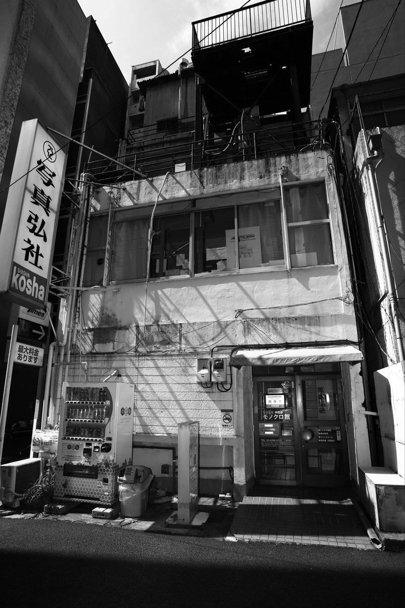 koko02803691's tweet photo. ギャラリーお留守番からのお知らせ📢

公募展「クラシックカメラ」オープン致しました。天気も回復して晴れ間が出ております。ギャラリー巡りに加えて頂けると幸いです。

今回のカメラのレギュレーションはフィルムカメラが1963年以前となっております。ギャラリーがあるのモノクロ館は1950年建造です。

本日も19時まで皆様のお越しをお待ちしております。

@GalleryArtgraph 
https://t.co/sLUgfZu8TH
