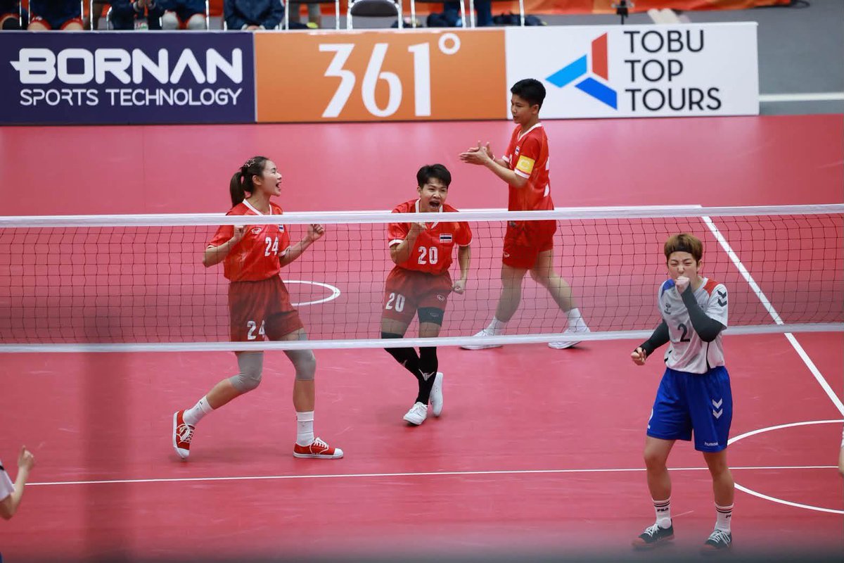 Skyview36's tweet photo. 🇹🇭🥇ตะกร้อสาวไทยผงาดคว้าทอง! ไล่ต้อนเกาหลีใต้ 2-0 ทีม ผقกประวัติศาสตร์คว้าเหรียญทองที่ 6 ให้ทัพไทยในเอเชียนเกมส์ 2026

ทัพนักกีฬาตะกร้อหญิงทีมชาติไทยโชว์ฟอร์มสมราคาเต็งหนึ่ง ไล่ต้อนเอาชนะทีมชาติเกาหลีใต้ไปได้ 2-0 ทีม ผงาดคว้าเหรียญทองประเภททีมชุดหญิง ในมหกรรมกีฬาเอเชียนเกมส์ 2026 ณ ประเทศญี่ปุ่น มาครองได้อย่างยิ่งใหญ่ พร้อมเพิ่มสถิติเหรียญทองที่ 6 ให้กับทัพนักกีฬาไทย
การแข่งขันกีฬาตะกร้อ ศึกเอเชียนเกมส์ 2026 เดินทางมาถึงรอบชิงชนะเลิศ ประเภททีมชุดหญิง โดยทัพสาวไทยโคจรมาพบกับคู่ปรับอย่าง เกาหลีใต้ ซึ่งเคยดวลแข้งกันมาแล้วในรอบแรกและเป็นไทยที่เอาชนะมาได้ 3-0 ทีม โดยในรอบชิงฯ นี้ใช้ระบบการแข่งขันแบบ 2 ใน 3 ทีม
ทีม A: ไทยส่ง นิภาภรณ์ สลุบพล (ตัวเสิร์ฟ), วิไลวรรณ โคตรพรม (ตัวฟาด) และ มัสยา ดวงศรี (ตัวชง) ลงสนาม เกมในเซ็ตแรกสู้กันอย่างสูสี ก่อนสาวไทยจะเร่งเครื่องช่วงท้ายเฉือนชนะไป 15-13 ก่อนจะโชว์ฟอร์มดุในเซ็ตที่สอง เอาชนะไปขาดลอย 15-5 ส่งให้ไทยขึ้นนำก่อน 1-0 ทีม
ทีม B: ไทยส่ง อติกานต์ คงแก้ว (ตัวเสิร์ฟ), รัศมี ทองโสด (ตัวฟาด) และ แก้วใจ พุ่มสว่างแก้ว (ตัวชง) ลงสนามต่อยอดความมั่นใจ และโชว์ฟอร์มเหนือชั้นไล่ตบเอาชนะสาวโสมขาวไปได้รวด 2 เซตรวด ด้วยสกอร์ 15-7 และ 15-6
สรุปผลการแข่งขัน ทีมตะกร้อสาวไทยเอาชนะเกาหลีใต้ไปได้ 2-0 ทีม คว้าเหรียญทองประเภททีมชุดหญิงไปคล้องคอได้สำเร็จ นับเป็นเหรียญทองที่ 6 ของทัพนักกีฬาไทยในเอเชียนเกมส์ครั้งนี้ โดยแฟนกีฬาชาวไทยยังคงต้องส่งแรงใจต่อเนื่อง เพราะในช่วงเที่ยงวันนี้ ทีมตะกร้อชายไทยมีคิวลงสนามชิงเหรียญทองกับทีมชาติมาเลเซียต่อไป
#ตะกร้อ #เอเชียนเกมส์
