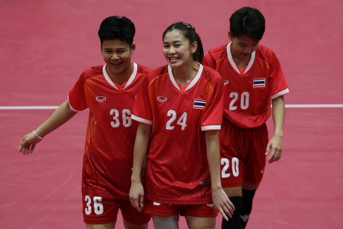 Skyview36's tweet photo. 🇹🇭🥇ตะกร้อสาวไทยผงาดคว้าทอง! ไล่ต้อนเกาหลีใต้ 2-0 ทีม ผقกประวัติศาสตร์คว้าเหรียญทองที่ 6 ให้ทัพไทยในเอเชียนเกมส์ 2026

ทัพนักกีฬาตะกร้อหญิงทีมชาติไทยโชว์ฟอร์มสมราคาเต็งหนึ่ง ไล่ต้อนเอาชนะทีมชาติเกาหลีใต้ไปได้ 2-0 ทีม ผงาดคว้าเหรียญทองประเภททีมชุดหญิง ในมหกรรมกีฬาเอเชียนเกมส์ 2026 ณ ประเทศญี่ปุ่น มาครองได้อย่างยิ่งใหญ่ พร้อมเพิ่มสถิติเหรียญทองที่ 6 ให้กับทัพนักกีฬาไทย
การแข่งขันกีฬาตะกร้อ ศึกเอเชียนเกมส์ 2026 เดินทางมาถึงรอบชิงชนะเลิศ ประเภททีมชุดหญิง โดยทัพสาวไทยโคจรมาพบกับคู่ปรับอย่าง เกาหลีใต้ ซึ่งเคยดวลแข้งกันมาแล้วในรอบแรกและเป็นไทยที่เอาชนะมาได้ 3-0 ทีม โดยในรอบชิงฯ นี้ใช้ระบบการแข่งขันแบบ 2 ใน 3 ทีม
ทีม A: ไทยส่ง นิภาภรณ์ สลุบพล (ตัวเสิร์ฟ), วิไลวรรณ โคตรพรม (ตัวฟาด) และ มัสยา ดวงศรี (ตัวชง) ลงสนาม เกมในเซ็ตแรกสู้กันอย่างสูสี ก่อนสาวไทยจะเร่งเครื่องช่วงท้ายเฉือนชนะไป 15-13 ก่อนจะโชว์ฟอร์มดุในเซ็ตที่สอง เอาชนะไปขาดลอย 15-5 ส่งให้ไทยขึ้นนำก่อน 1-0 ทีม
ทีม B: ไทยส่ง อติกานต์ คงแก้ว (ตัวเสิร์ฟ), รัศมี ทองโสด (ตัวฟาด) และ แก้วใจ พุ่มสว่างแก้ว (ตัวชง) ลงสนามต่อยอดความมั่นใจ และโชว์ฟอร์มเหนือชั้นไล่ตบเอาชนะสาวโสมขาวไปได้รวด 2 เซตรวด ด้วยสกอร์ 15-7 และ 15-6
สรุปผลการแข่งขัน ทีมตะกร้อสาวไทยเอาชนะเกาหลีใต้ไปได้ 2-0 ทีม คว้าเหรียญทองประเภททีมชุดหญิงไปคล้องคอได้สำเร็จ นับเป็นเหรียญทองที่ 6 ของทัพนักกีฬาไทยในเอเชียนเกมส์ครั้งนี้ โดยแฟนกีฬาชาวไทยยังคงต้องส่งแรงใจต่อเนื่อง เพราะในช่วงเที่ยงวันนี้ ทีมตะกร้อชายไทยมีคิวลงสนามชิงเหรียญทองกับทีมชาติมาเลเซียต่อไป
#ตะกร้อ #เอเชียนเกมส์