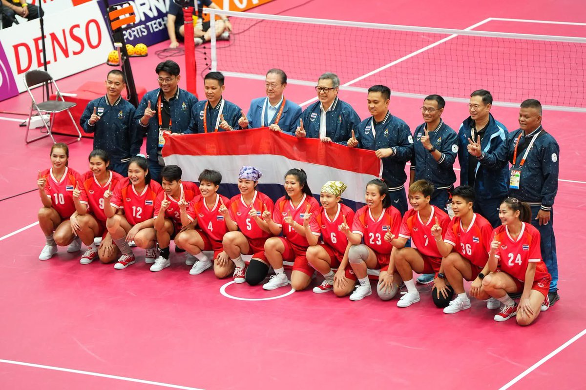 Skyview36's tweet photo. 🇹🇭🥇ตะกร้อสาวไทยผงาดคว้าทอง! ไล่ต้อนเกาหลีใต้ 2-0 ทีม ผقกประวัติศาสตร์คว้าเหรียญทองที่ 6 ให้ทัพไทยในเอเชียนเกมส์ 2026

ทัพนักกีฬาตะกร้อหญิงทีมชาติไทยโชว์ฟอร์มสมราคาเต็งหนึ่ง ไล่ต้อนเอาชนะทีมชาติเกาหลีใต้ไปได้ 2-0 ทีม ผงาดคว้าเหรียญทองประเภททีมชุดหญิง ในมหกรรมกีฬาเอเชียนเกมส์ 2026 ณ ประเทศญี่ปุ่น มาครองได้อย่างยิ่งใหญ่ พร้อมเพิ่มสถิติเหรียญทองที่ 6 ให้กับทัพนักกีฬาไทย
การแข่งขันกีฬาตะกร้อ ศึกเอเชียนเกมส์ 2026 เดินทางมาถึงรอบชิงชนะเลิศ ประเภททีมชุดหญิง โดยทัพสาวไทยโคจรมาพบกับคู่ปรับอย่าง เกาหลีใต้ ซึ่งเคยดวลแข้งกันมาแล้วในรอบแรกและเป็นไทยที่เอาชนะมาได้ 3-0 ทีม โดยในรอบชิงฯ นี้ใช้ระบบการแข่งขันแบบ 2 ใน 3 ทีม
ทีม A: ไทยส่ง นิภาภรณ์ สลุบพล (ตัวเสิร์ฟ), วิไลวรรณ โคตรพรม (ตัวฟาด) และ มัสยา ดวงศรี (ตัวชง) ลงสนาม เกมในเซ็ตแรกสู้กันอย่างสูสี ก่อนสาวไทยจะเร่งเครื่องช่วงท้ายเฉือนชนะไป 15-13 ก่อนจะโชว์ฟอร์มดุในเซ็ตที่สอง เอาชนะไปขาดลอย 15-5 ส่งให้ไทยขึ้นนำก่อน 1-0 ทีม
ทีม B: ไทยส่ง อติกานต์ คงแก้ว (ตัวเสิร์ฟ), รัศมี ทองโสด (ตัวฟาด) และ แก้วใจ พุ่มสว่างแก้ว (ตัวชง) ลงสนามต่อยอดความมั่นใจ และโชว์ฟอร์มเหนือชั้นไล่ตบเอาชนะสาวโสมขาวไปได้รวด 2 เซตรวด ด้วยสกอร์ 15-7 และ 15-6
สรุปผลการแข่งขัน ทีมตะกร้อสาวไทยเอาชนะเกาหลีใต้ไปได้ 2-0 ทีม คว้าเหรียญทองประเภททีมชุดหญิงไปคล้องคอได้สำเร็จ นับเป็นเหรียญทองที่ 6 ของทัพนักกีฬาไทยในเอเชียนเกมส์ครั้งนี้ โดยแฟนกีฬาชาวไทยยังคงต้องส่งแรงใจต่อเนื่อง เพราะในช่วงเที่ยงวันนี้ ทีมตะกร้อชายไทยมีคิวลงสนามชิงเหรียญทองกับทีมชาติมาเลเซียต่อไป
#ตะกร้อ #เอเชียนเกมส์